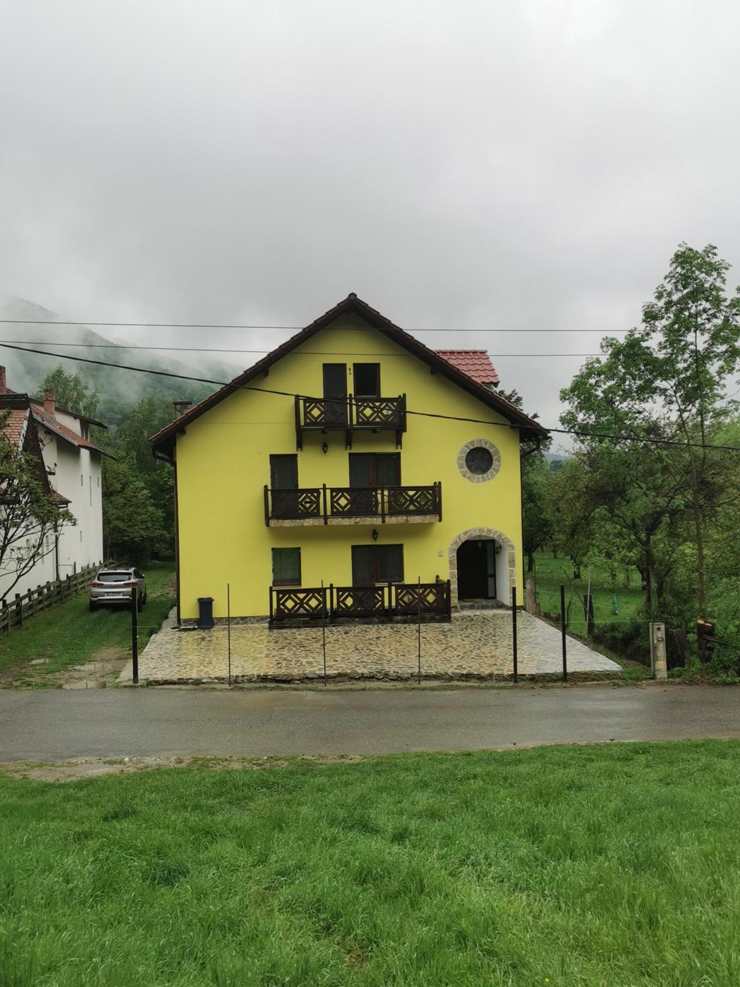 Yellow House Bran  Exterior foto